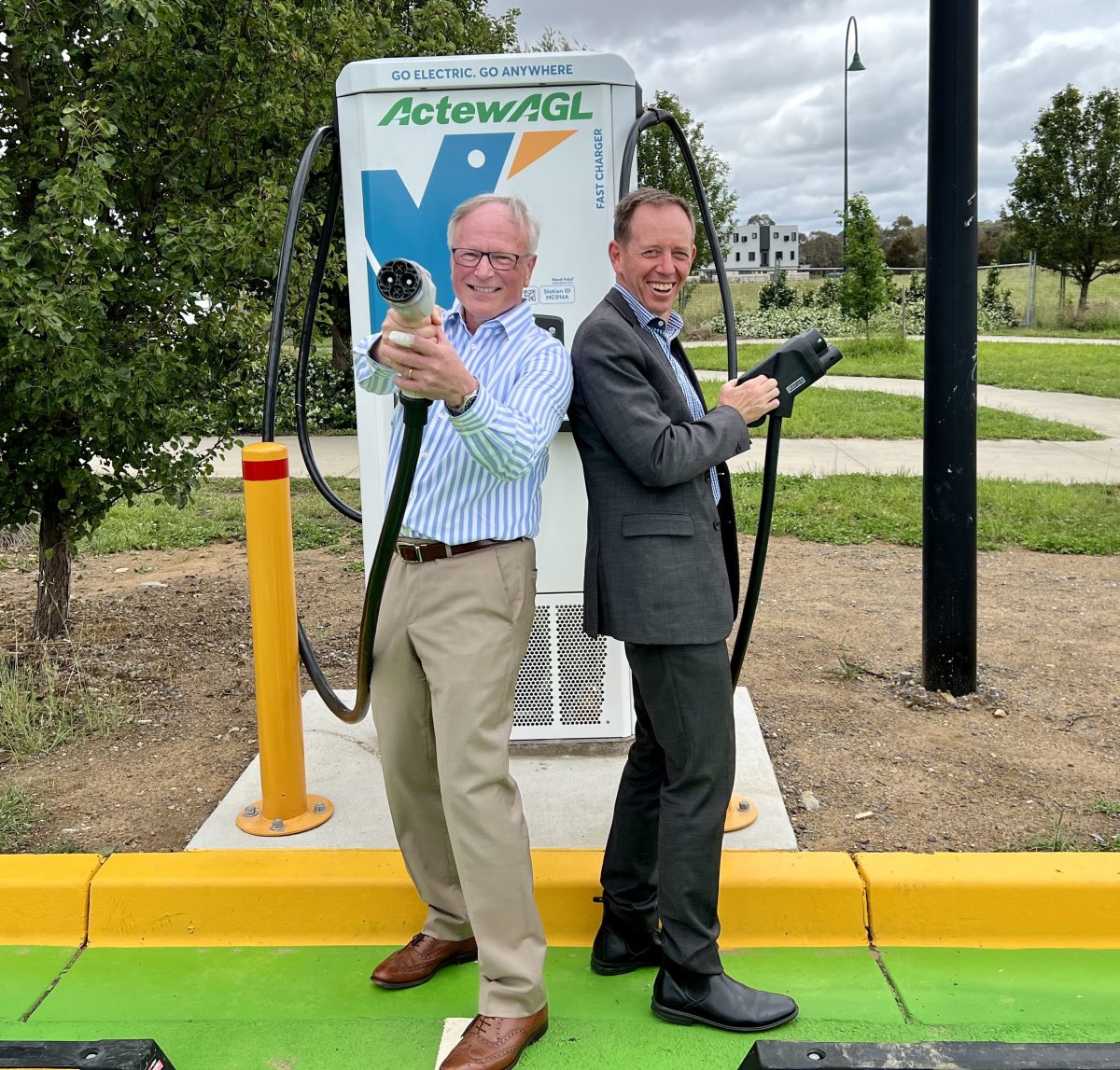 Evie Networks CEO Chris Mills and Emissions Reduction Minister Shane Rattenbury